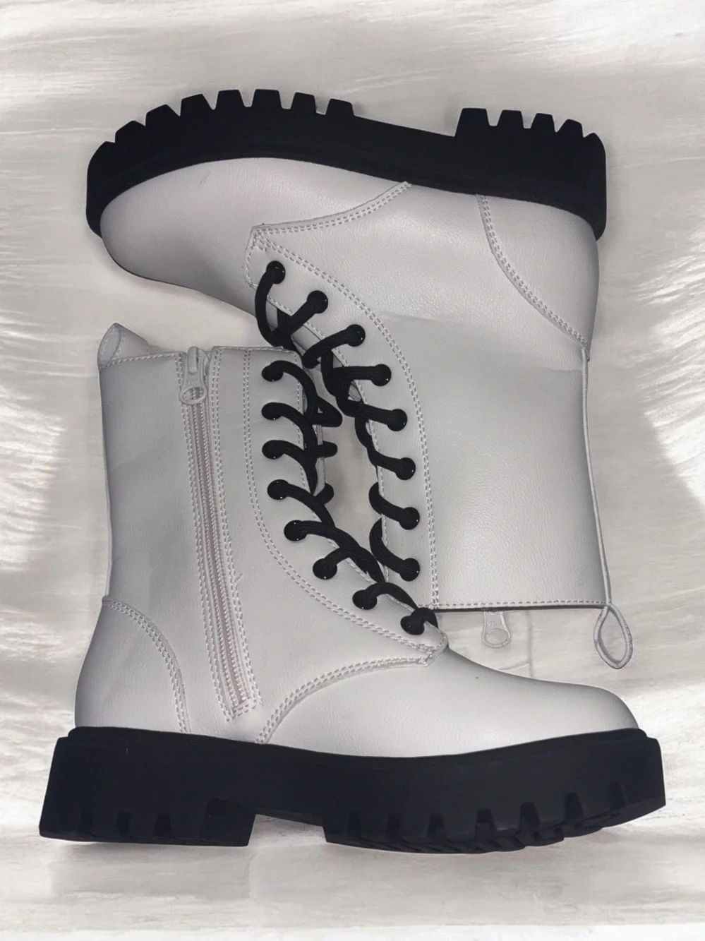 🎨 art class 🎨 White Combat Boots with Black Lug Sole Girls Size 13